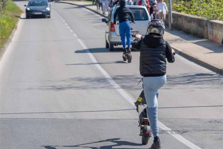 Počelo je počelo! Majka kažnjena jer je pustila dijete da vozi romobil